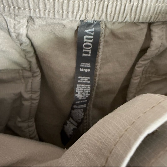 Vuori Men's Casual Shorts - Picture 6 of 9